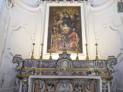 ...mentre dietro domina il settecentesco dipinto di Paolo de Matteis che riproduce la Vergine, affiancata sulla destra da un San Giacomo vestito di rosso